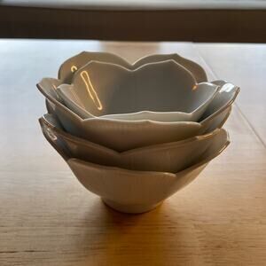 Set of 4 flower shaped bowls